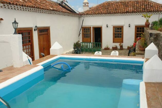 House 12 km away from the beach for 2 ppl. with shared pool and garden