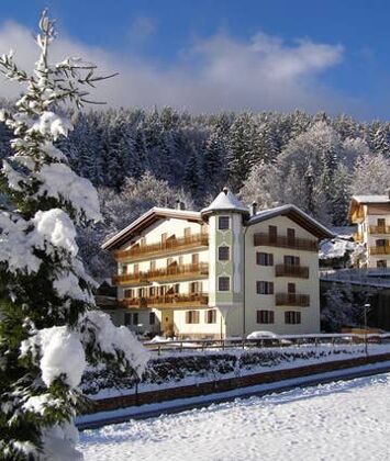 Nice appartement 600 m away from the slopes for 8 ppl. at Andalo