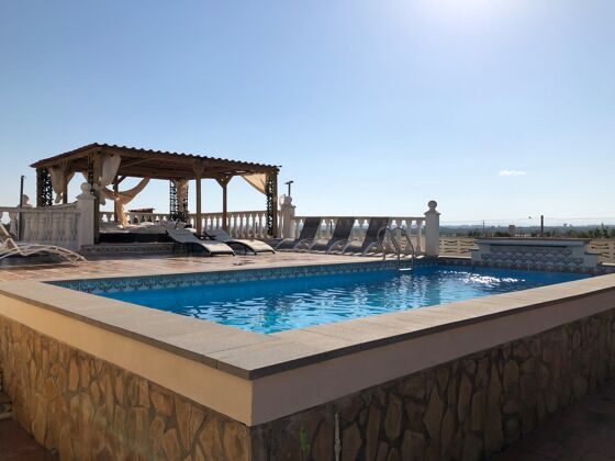 Spaziosa villa per 8 pers. con piscina, giardino e terrazza a Olocau