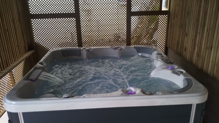 House 3 km away from the beach for 6 ppl. with jacuzzi at Saint-Joseph