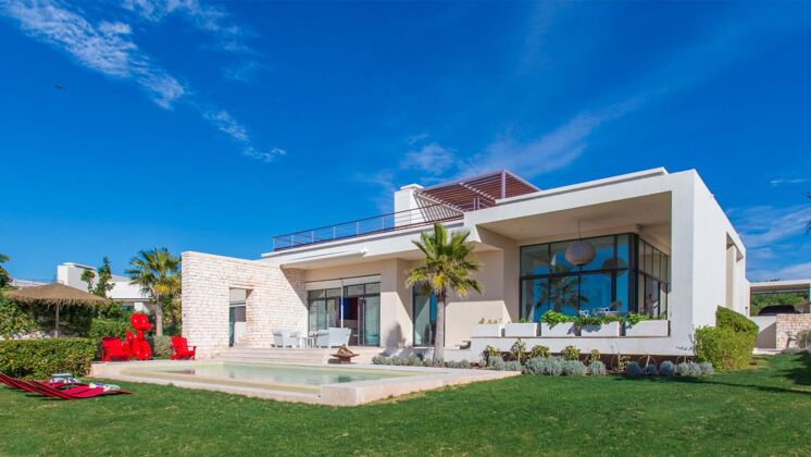 Villa 6 km away from the beach with swimming-pool, jacuzzi and terrace