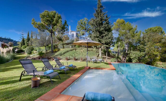 Villa 7 km away from the beach with swimming-pool, jacuzzi and garden