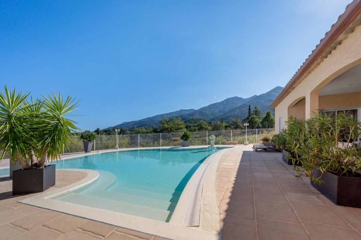 Vista a la piscina Casa Montesquieu-des-Albères
