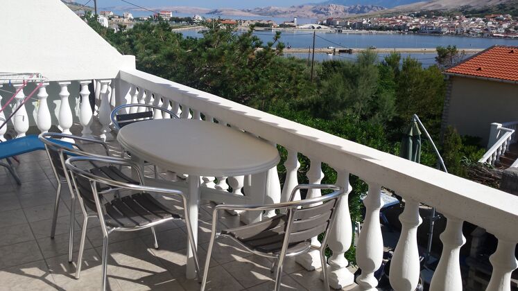 100 m away from the beach! Appartement for 4 ppl. with sea view at Pag