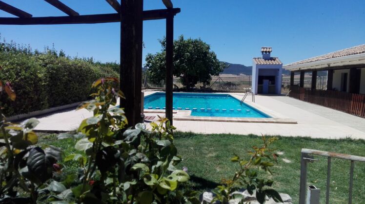 House for 8 ppl. with shared pool, jacuzzi and terrace at Noguericas
