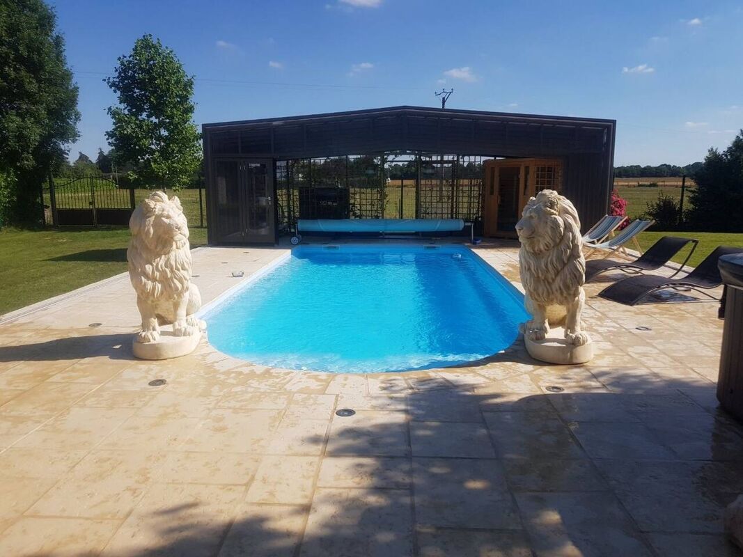 Vista sulla piscina Villa Treis-Sants-en-Ouche