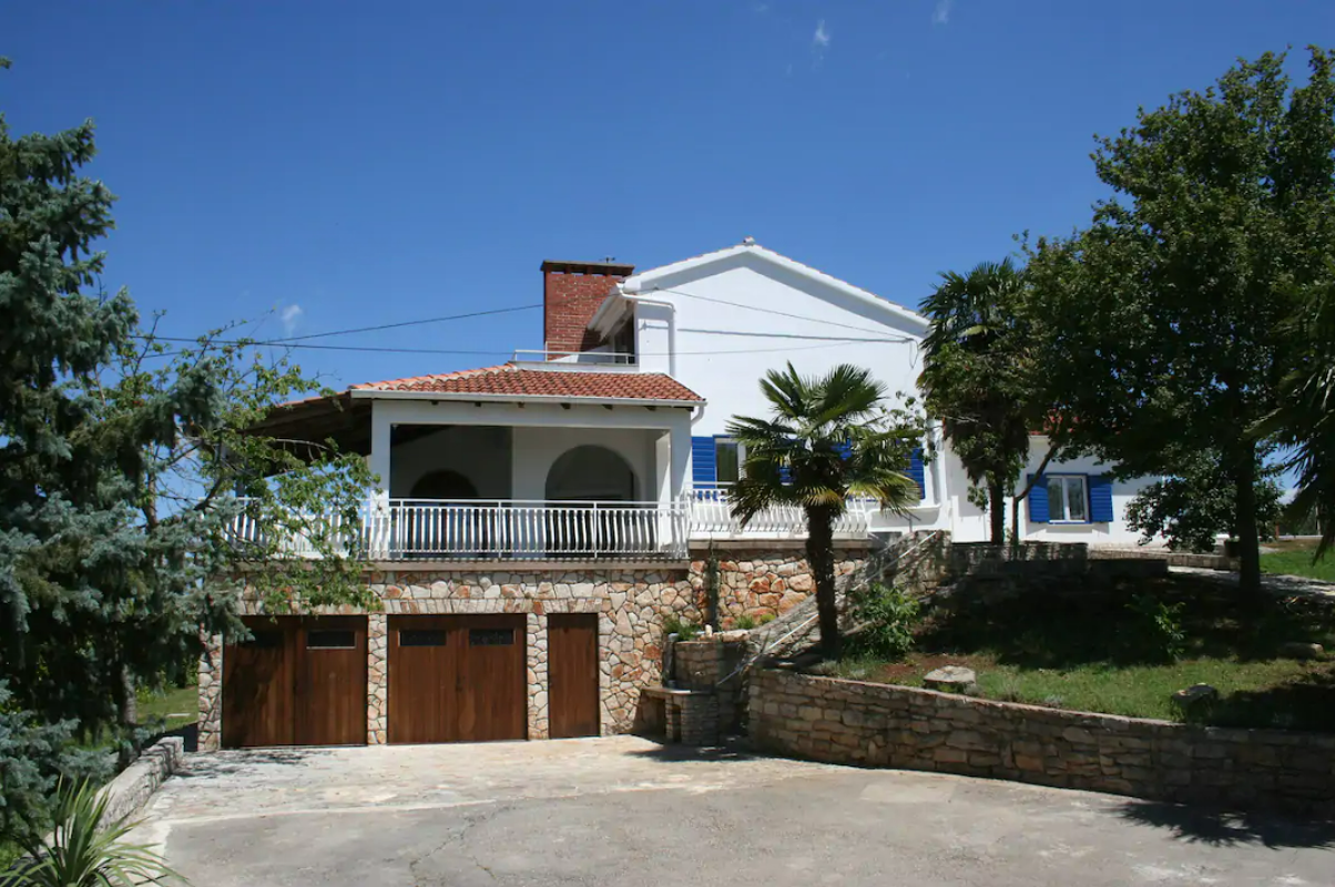 Vista frontal Villa Buje