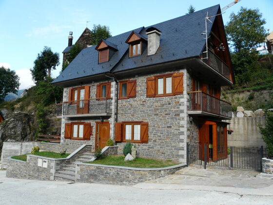 Chalet 13 km away from the slopes for 6 ppl. with terrace at Viella