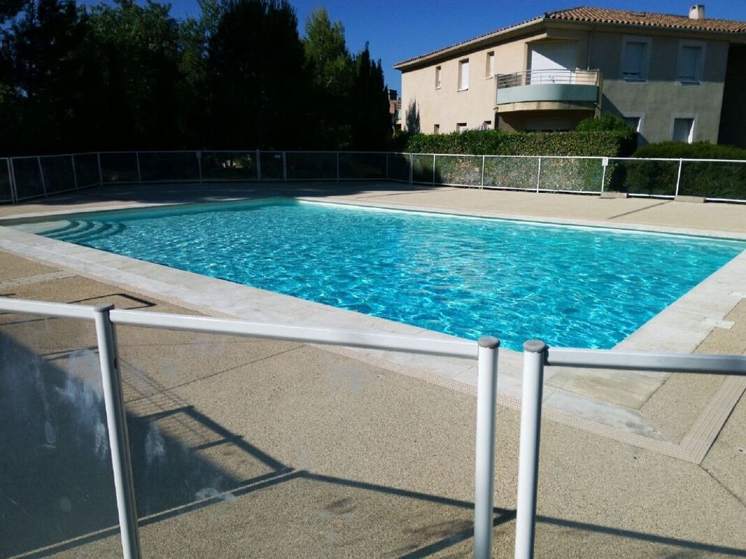 Vista sulla piscina Appartamento Villeneuve-lès-Avignon