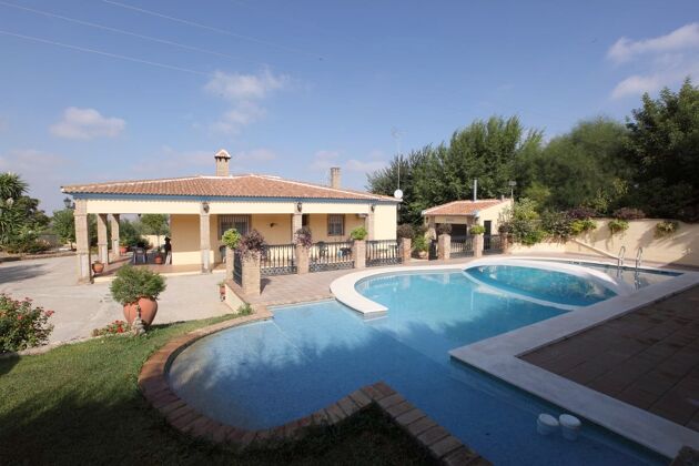Villa for 10 ppl. with swimming-pool and garden at Sanlúcar la Mayor