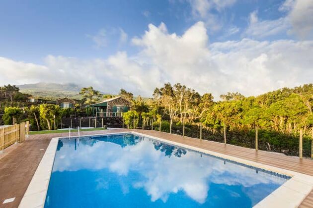 Casa para 4 pers. con piscina compartida, jacuzzi y jardín en Lajido