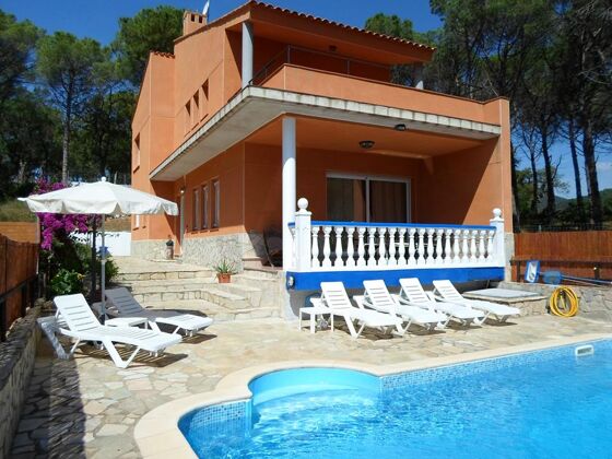 Big villa 7 km away from the beach for 9 ppl. with swimming-pool