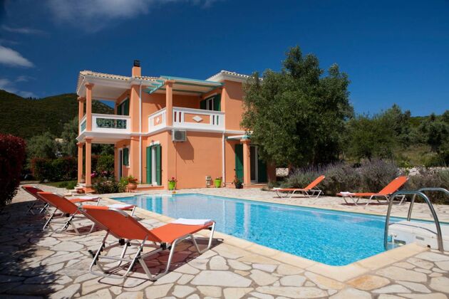 Villa a 2 km dalla spiaggia per 6 pers. con piscina a Lefkada