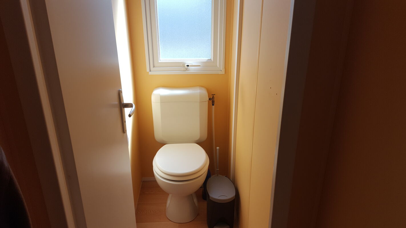 Toilet Bungalow Pataias