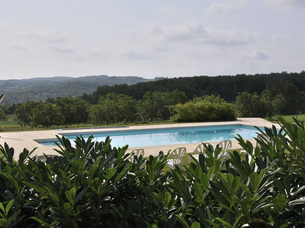 Vista a la piscina Casa Salviac