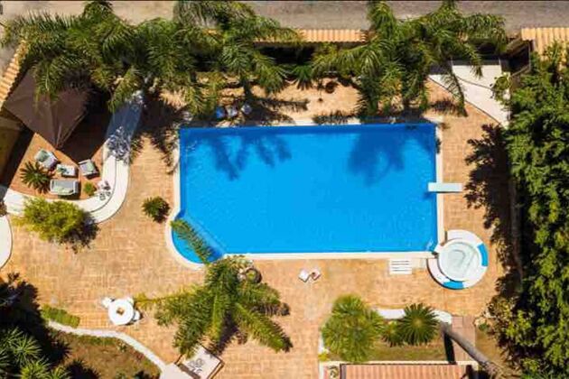 Villa 9 km away from the beach with swimming-pool, jacuzzi and garden