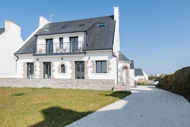 Big house for 14 ppl. with garden and terrace at Roscoff