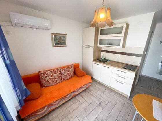 Apartamento para 3 pers. con vistas al mar y terraza en Jadranovo